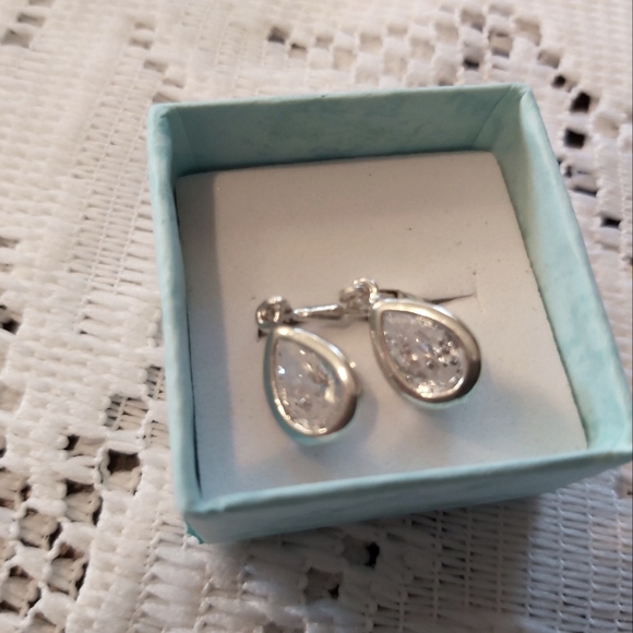 *NEW* Pear shaped Silver earrings(925)+ crystal - Picture 1 of 2